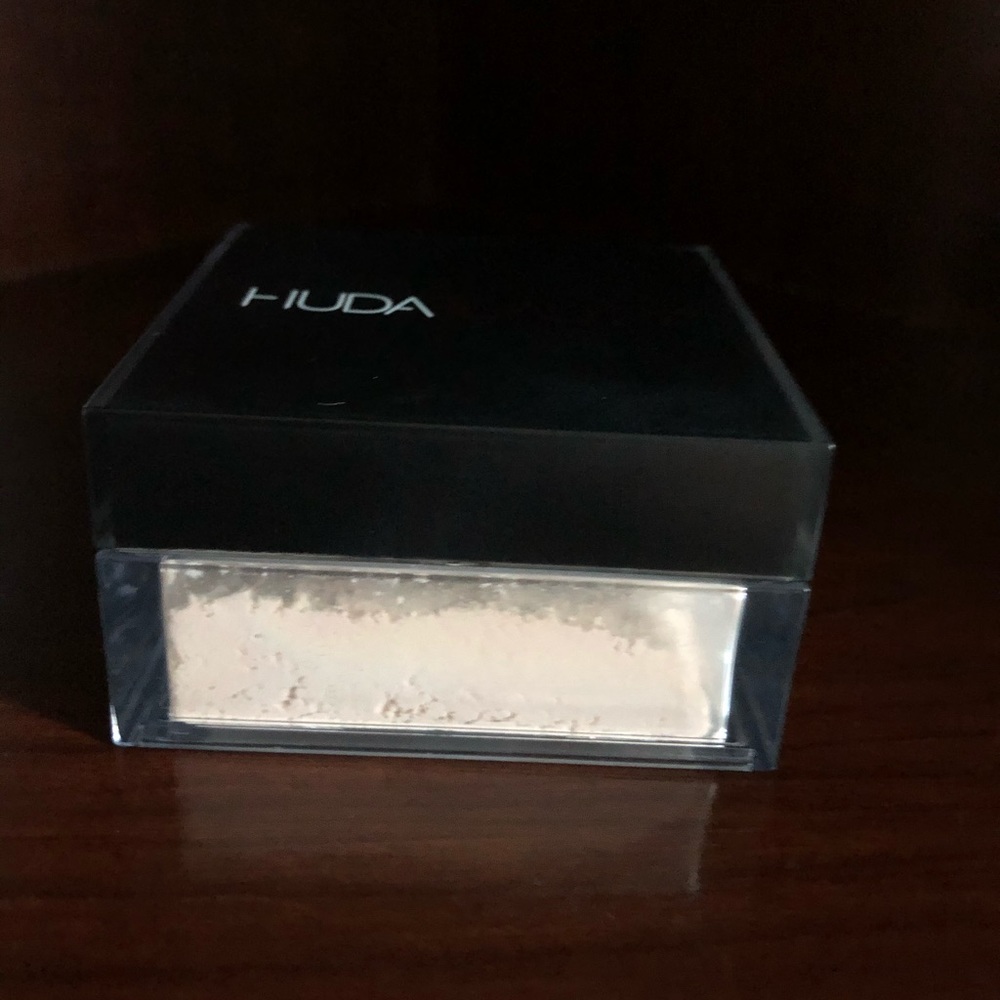 Huda Beauty Easy Bake Loose Powder